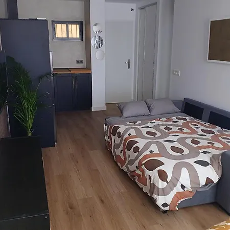 Apartman Iris 25 *